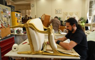 Restauration d’un fauteuil du XVIIIe siècle au Mobilier national