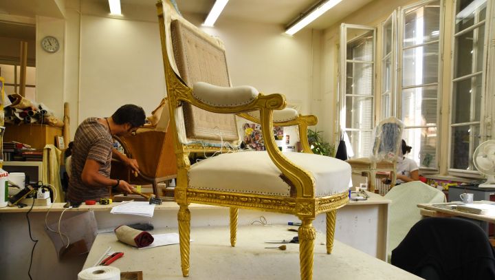 restauration d’un fauteuil du XVIIIe siècle au Mobilier national