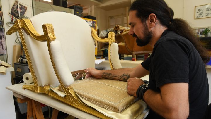 restauration d’un fauteuil du XVIIIe siècle au Mobilier national